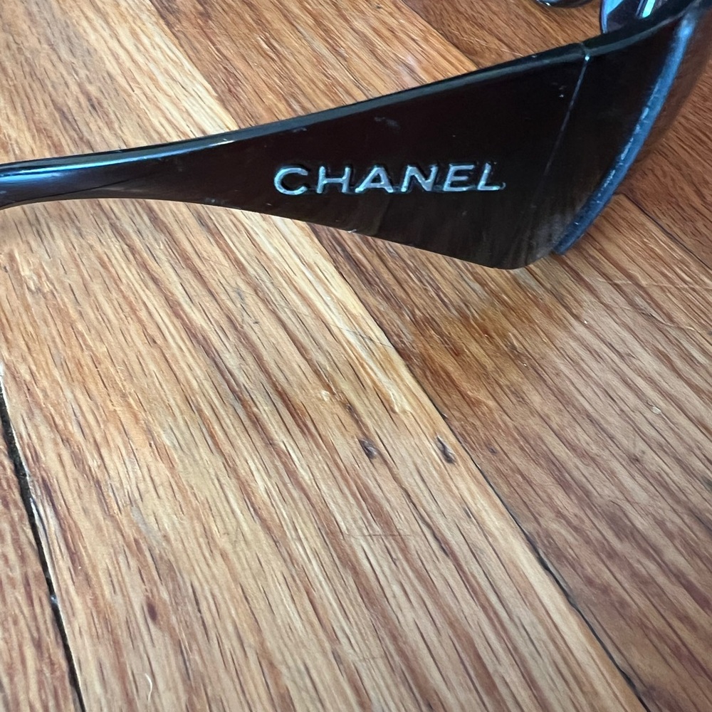 CHANEL Black Sunglasses with Quilted Case - Picture 5 of 7